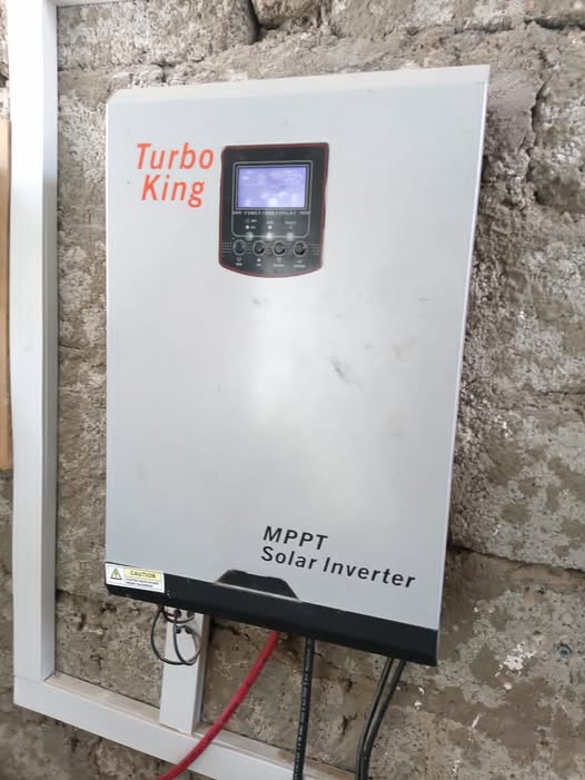 للبيع انفرتر شمسي + شاحن 3.5KW بحالة ممتازة