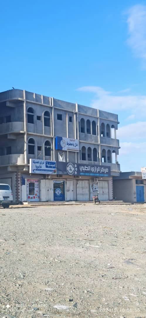 معروض للبيع بيت على الشارع العام في امبيخه