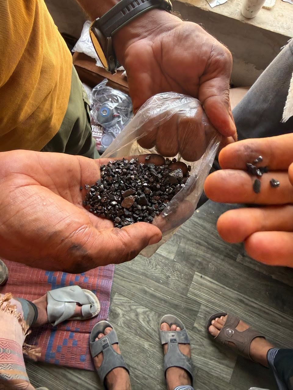 إدارة البحث الجنائي بأمن وشرطة ساحل حضرموت تضبط معملاً لتعدين الأحجار الحاملة لمعدن الذهب وكميات من المازوت