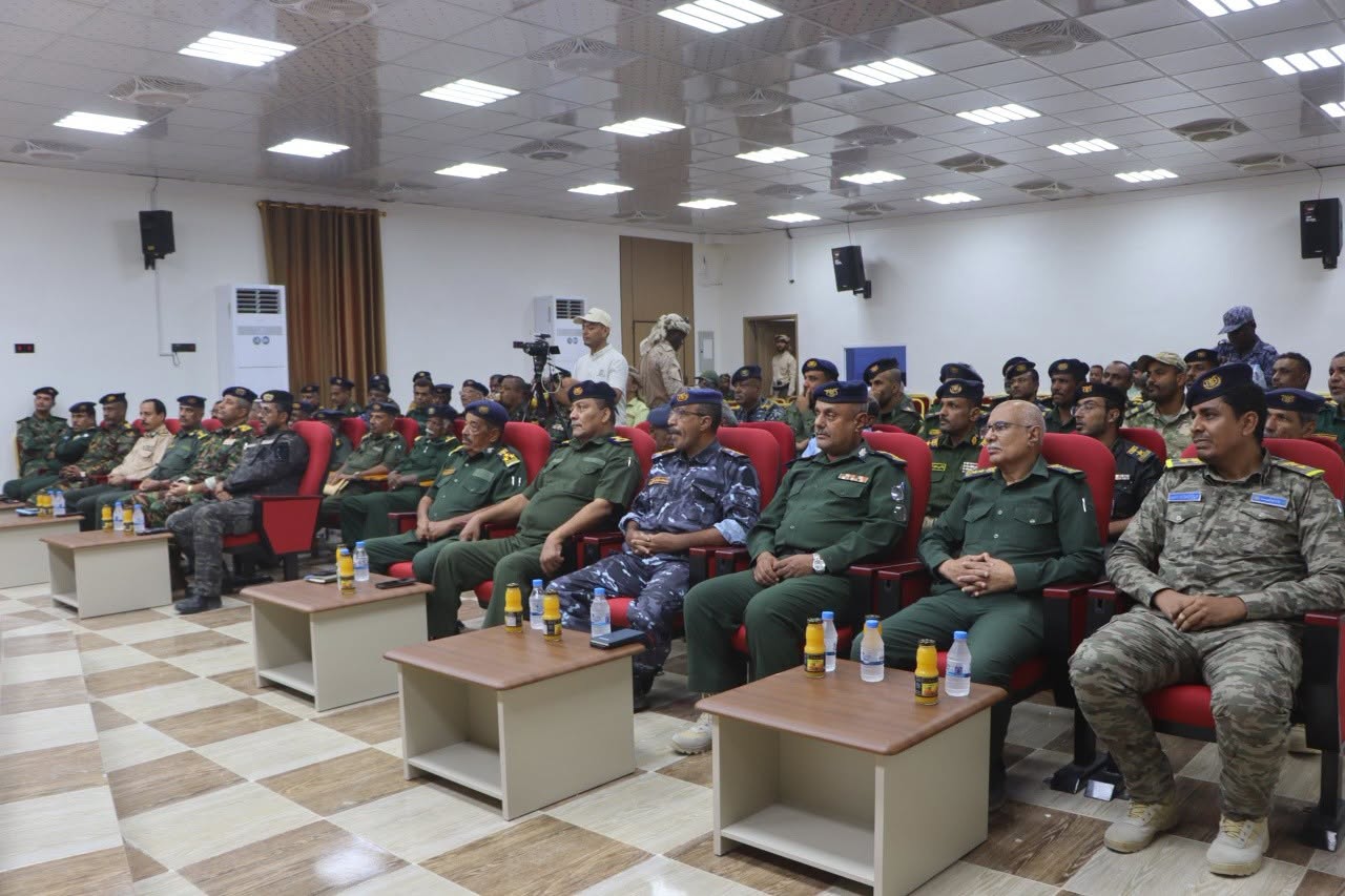 القيادات الأمنية بساحل حضرموت تبحث توحيد الجهود وتعزيز الجاهزية لمواجهة التحديات الأمنية