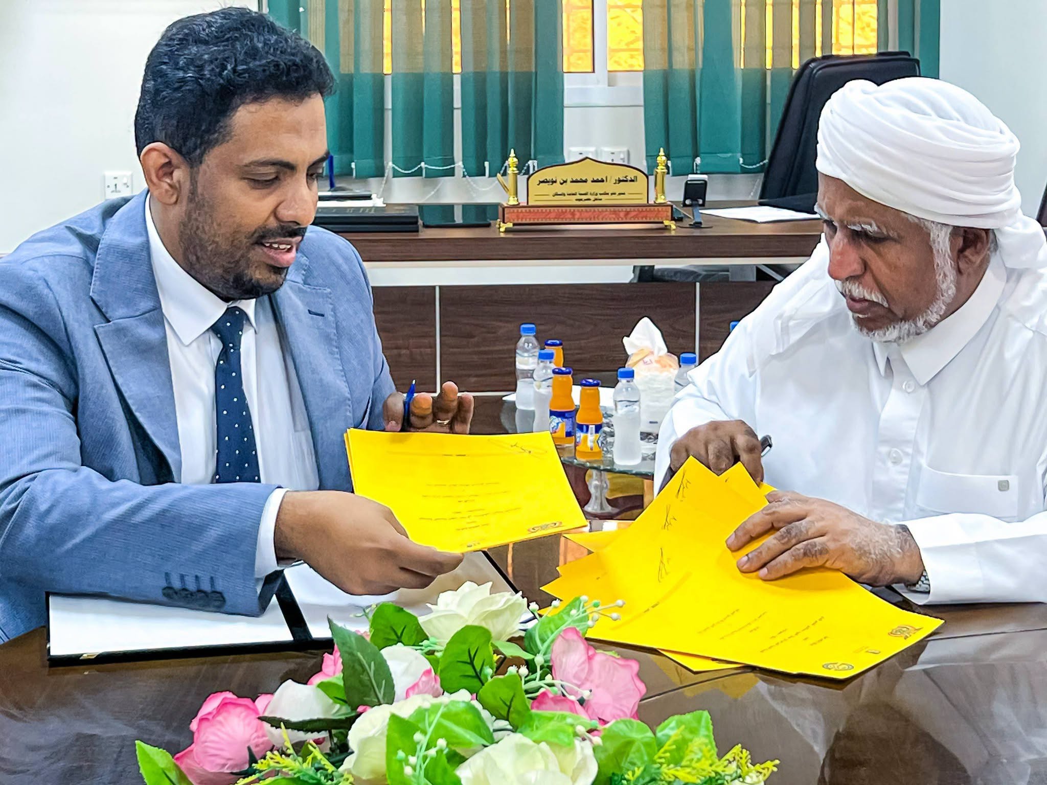الدكتور بن نويصر يوقع اتفاقية لإجراء 250 عملية جراحية بتمويل من بنك البسيري الدولي وشركة البسيري للصرافة بمستشفيي الريدة الشرقية العام والشحر العام