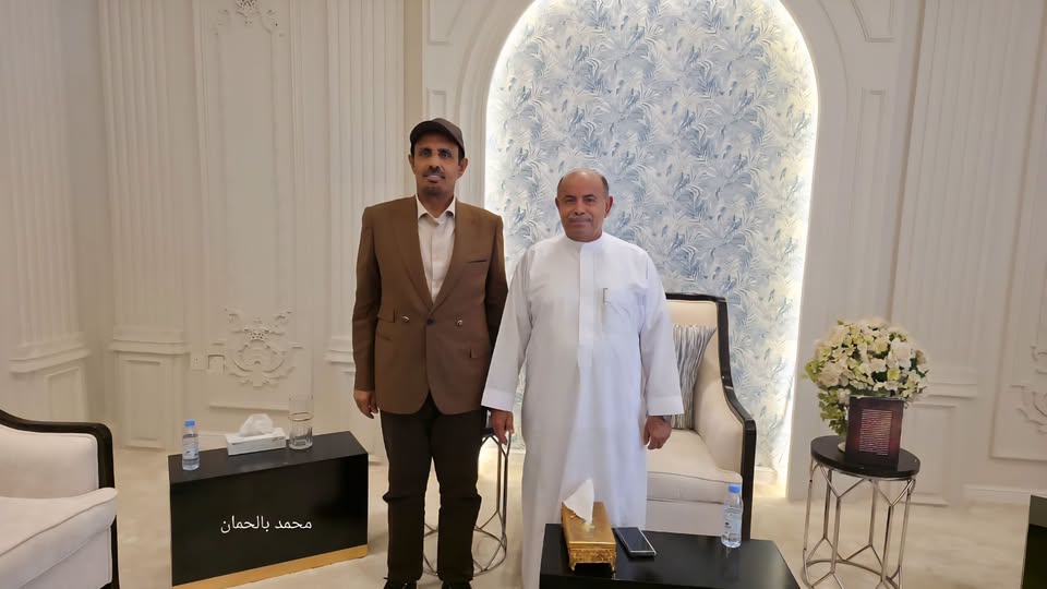 صورة طازجة من الرياض: لقاء يجمع محافظ حضرموت الأستاذ سالم أحمد الخنبشي وسلفه الأستاذ مبخوت بن ماضي في أول ظهور علني له بعد الإقالة، وسط مساعٍ جادة لتوحيد الصف الحضرمي