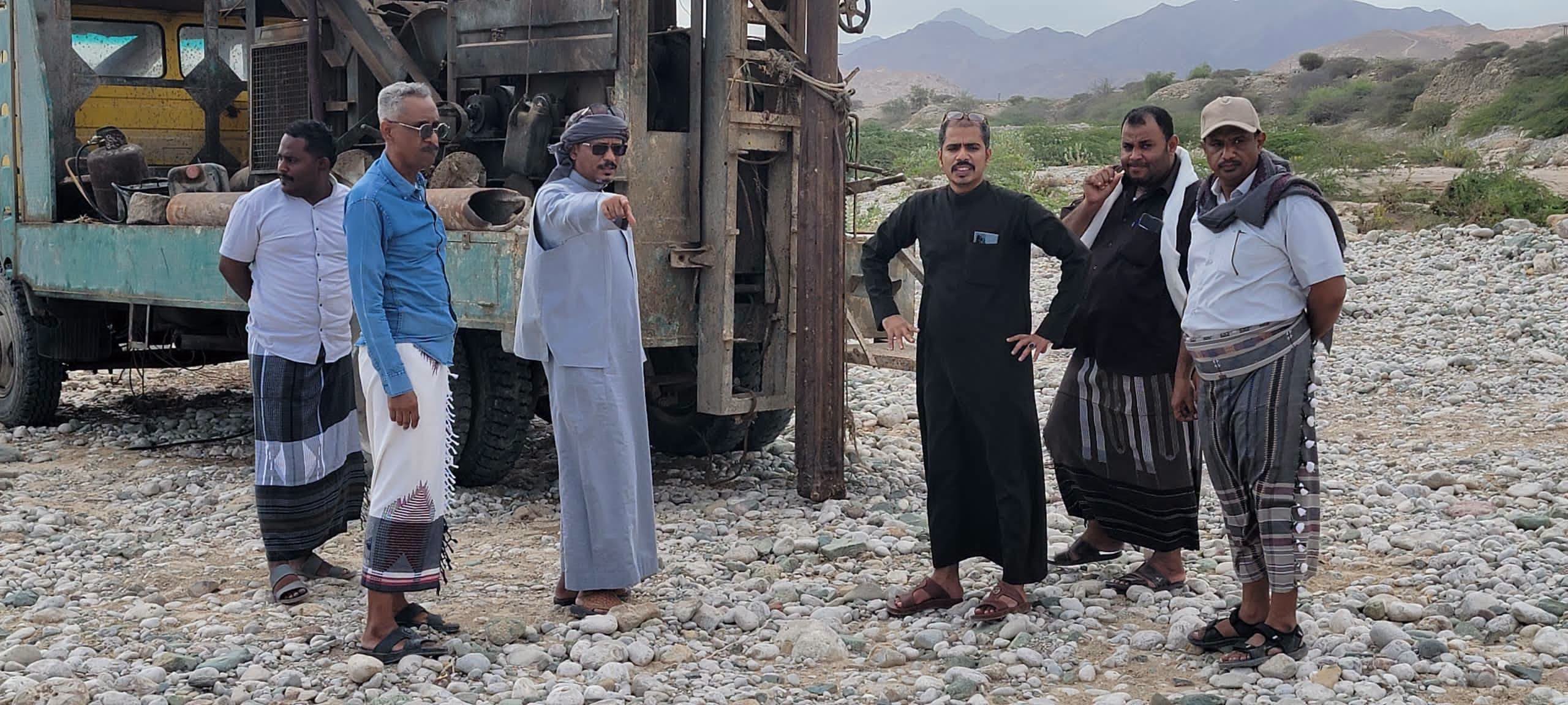 وكيل حضرموت للشؤون الفنية ومدير عام مؤسسة المياه يتفقدان أضرار حقل الشروج ويوجهان بسرعة استعادة الخدمة