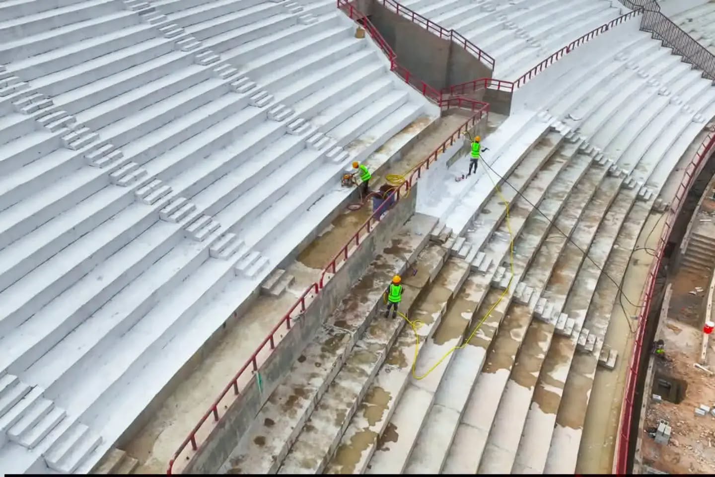 وتيرة عمل متسارعة.. إستاد سيئون الأولمبي يشهد تقدماً ملموساً في مراحل التأهيل