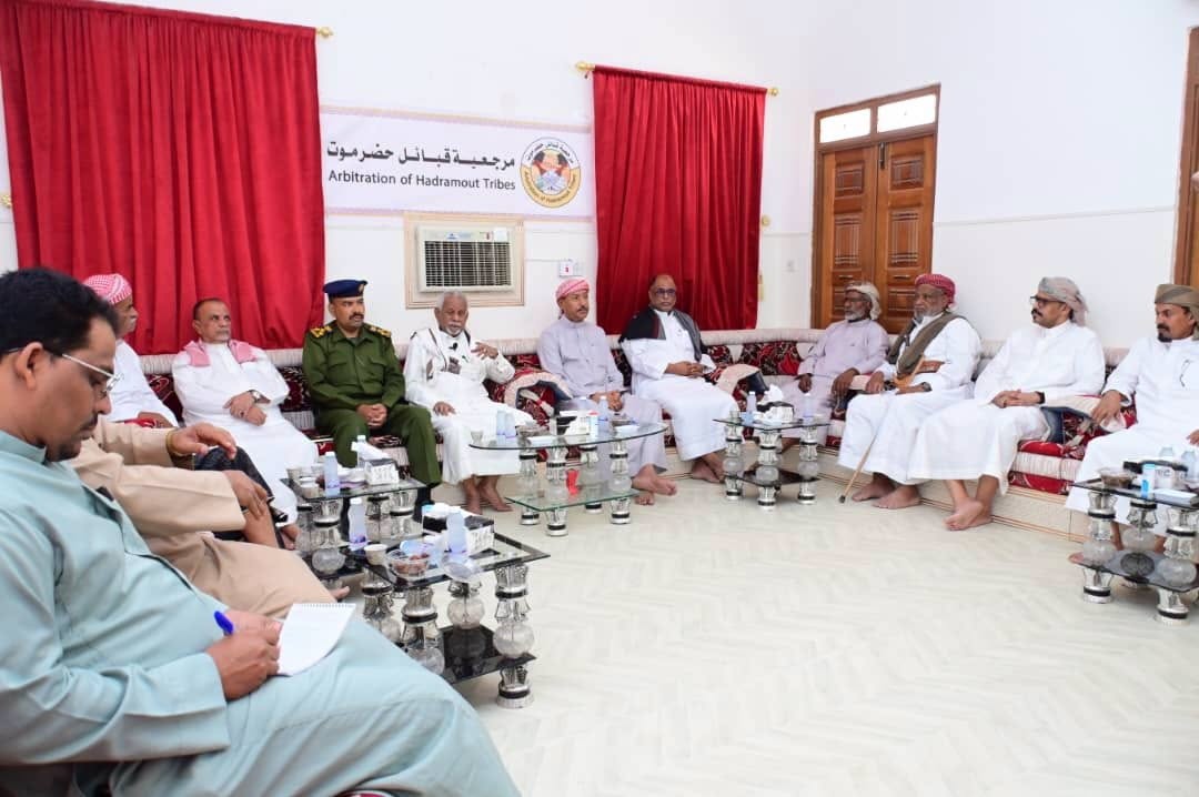 بحضور وكيل وداي وصحراء حضرموت رئيس اللجنة الأمنية ومدير عام مصلحة شؤون القبائل ونائب مدير الأمن .. لقاء بمرجعية قبائل حضرموت يناقش تعزيز الأمن والاستقرار وقضايا مجتمعية