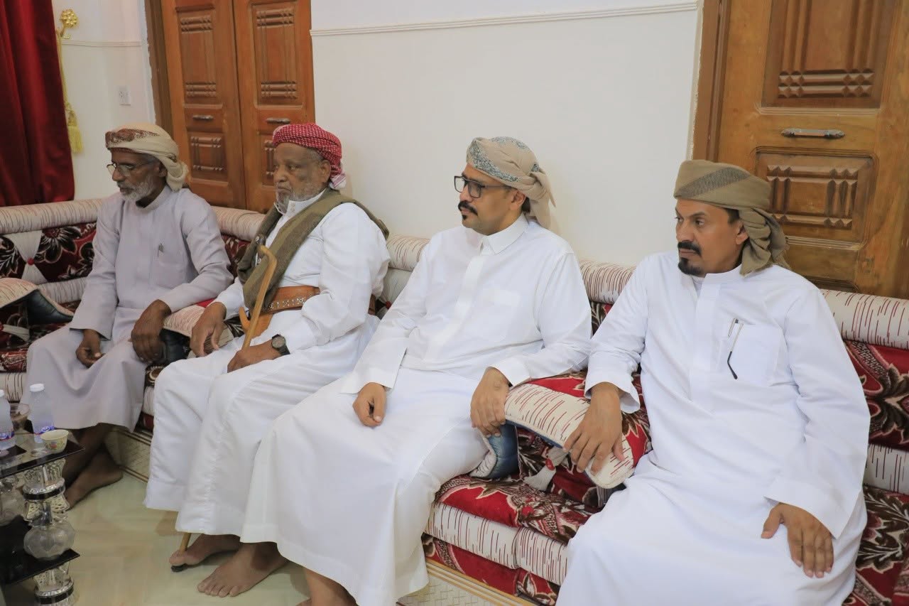 بحضور وكيل وداي وصحراء حضرموت رئيس اللجنة الأمنية ومدير عام مصلحة شؤون القبائل ونائب مدير الأمن .. لقاء بمرجعية قبائل حضرموت يناقش تعزيز الأمن والاستقرار وقضايا مجتمعية