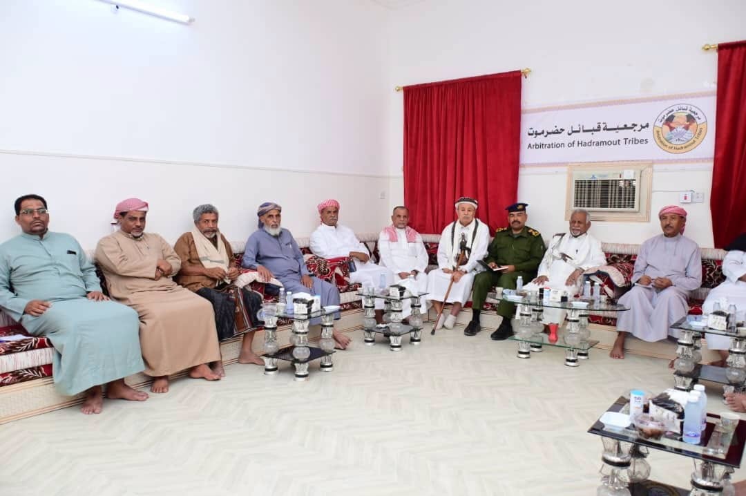 بحضور وكيل وداي وصحراء حضرموت رئيس اللجنة الأمنية ومدير عام مصلحة شؤون القبائل ونائب مدير الأمن .. لقاء بمرجعية قبائل حضرموت يناقش تعزيز الأمن والاستقرار وقضايا مجتمعية