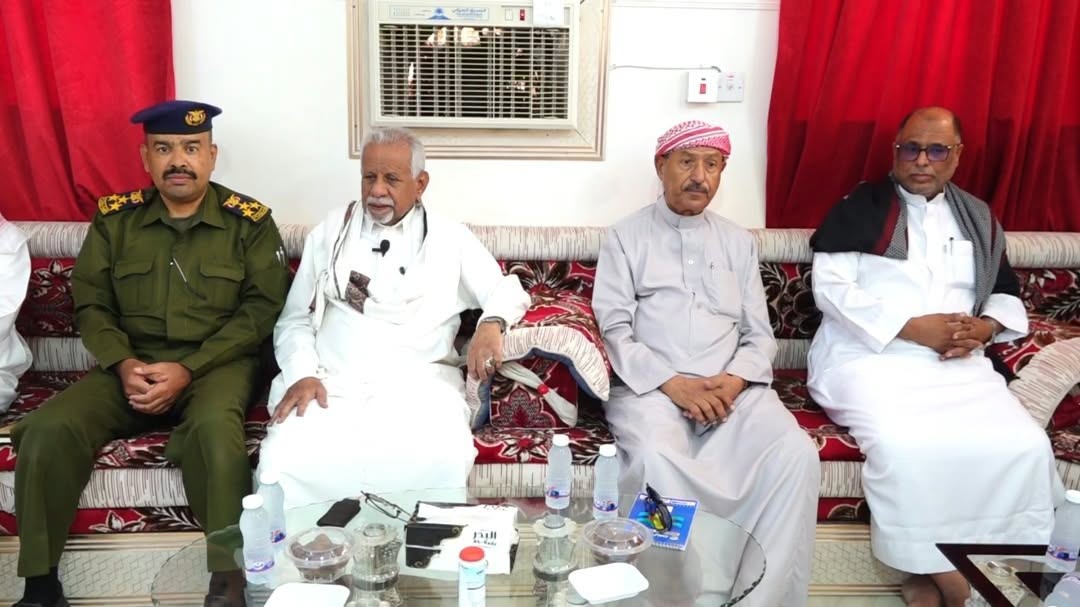 بحضور وكيل وداي وصحراء حضرموت رئيس اللجنة الأمنية ومدير عام مصلحة شؤون القبائل ونائب مدير الأمن .. لقاء بمرجعية قبائل حضرموت يناقش تعزيز الأمن والاستقرار وقضايا مجتمعية