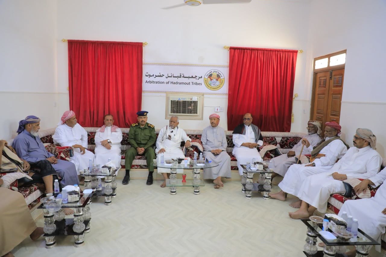 بحضور وكيل وداي وصحراء حضرموت رئيس اللجنة الأمنية ومدير عام مصلحة شؤون القبائل ونائب مدير الأمن .. لقاء بمرجعية قبائل حضرموت يناقش تعزيز الأمن والاستقرار وقضايا مجتمعية