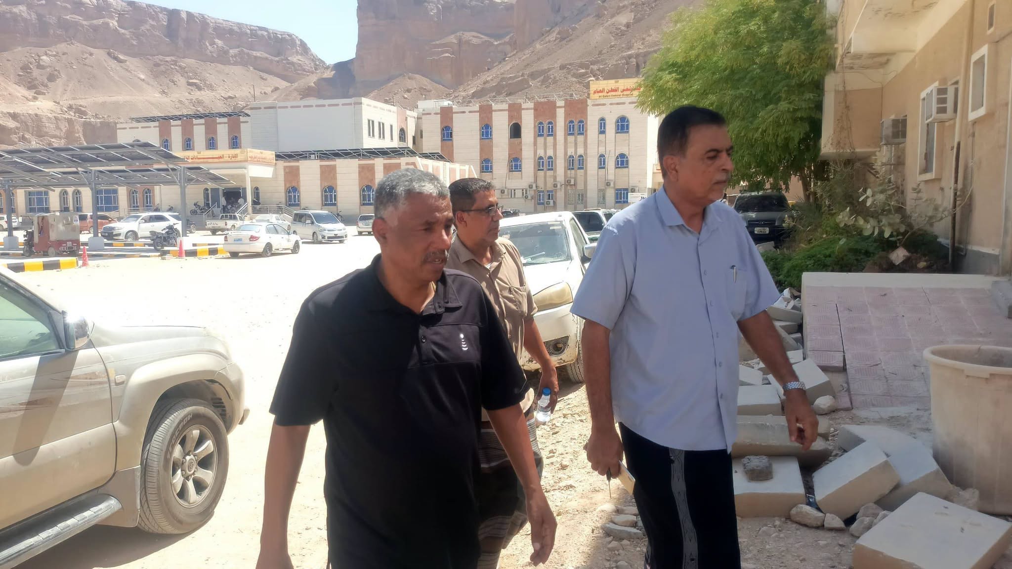 مدير عام مديرية القطن يوجه باستئناف مشروع سفلتة وإنارة الساحات العامة وتشطيب الدور الثالث بمستشفى القطن العام