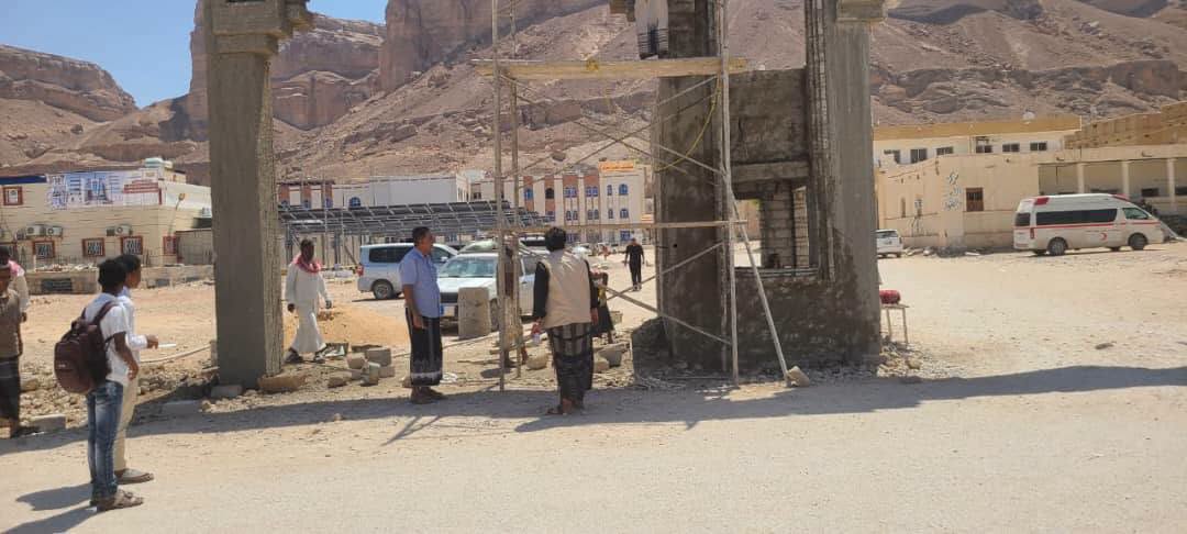 مدير عام مديرية القطن يوجه باستئناف مشروع سفلتة وإنارة الساحات العامة وتشطيب الدور الثالث بمستشفى القطن العام