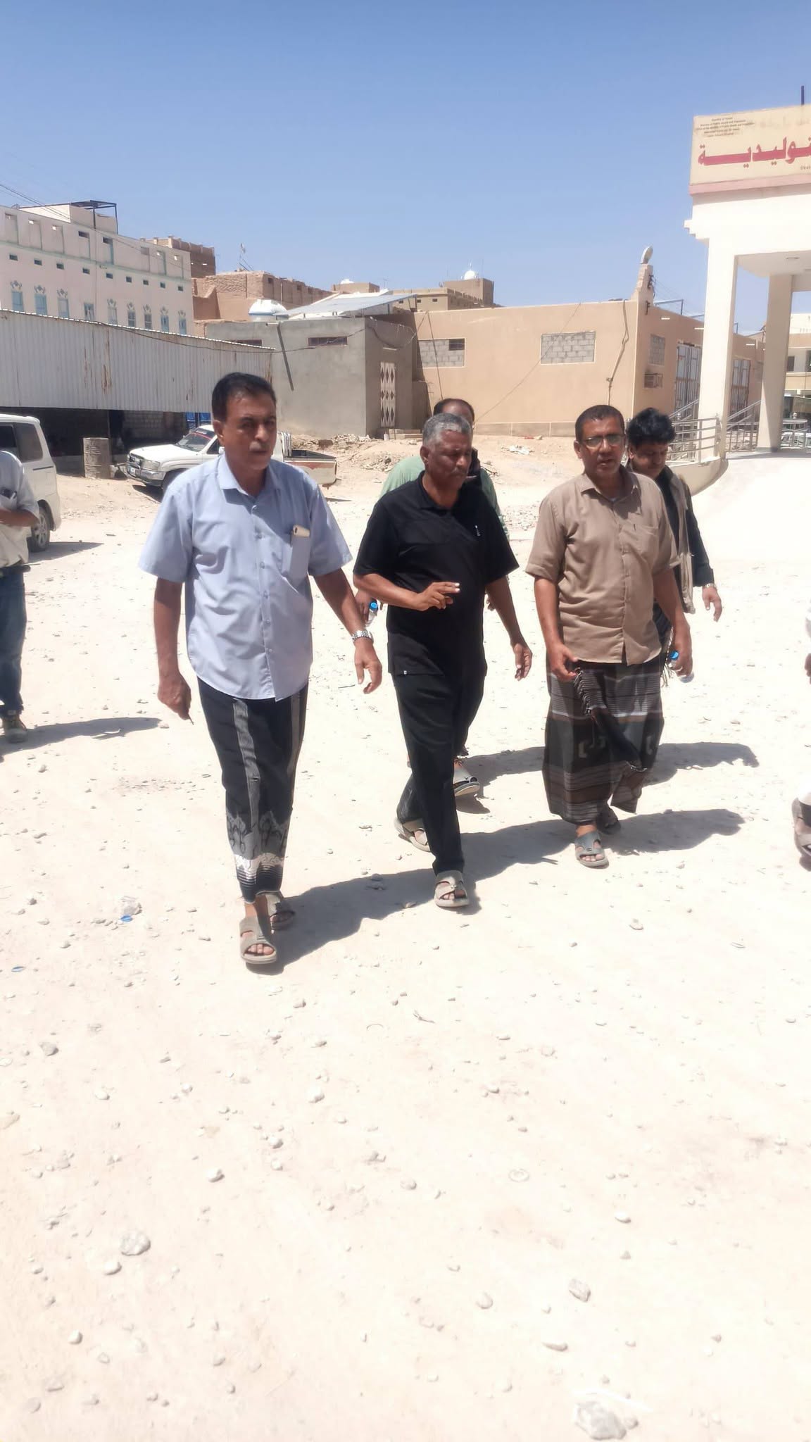 مدير عام مديرية القطن يوجه باستئناف مشروع سفلتة وإنارة الساحات العامة وتشطيب الدور الثالث بمستشفى القطن العام