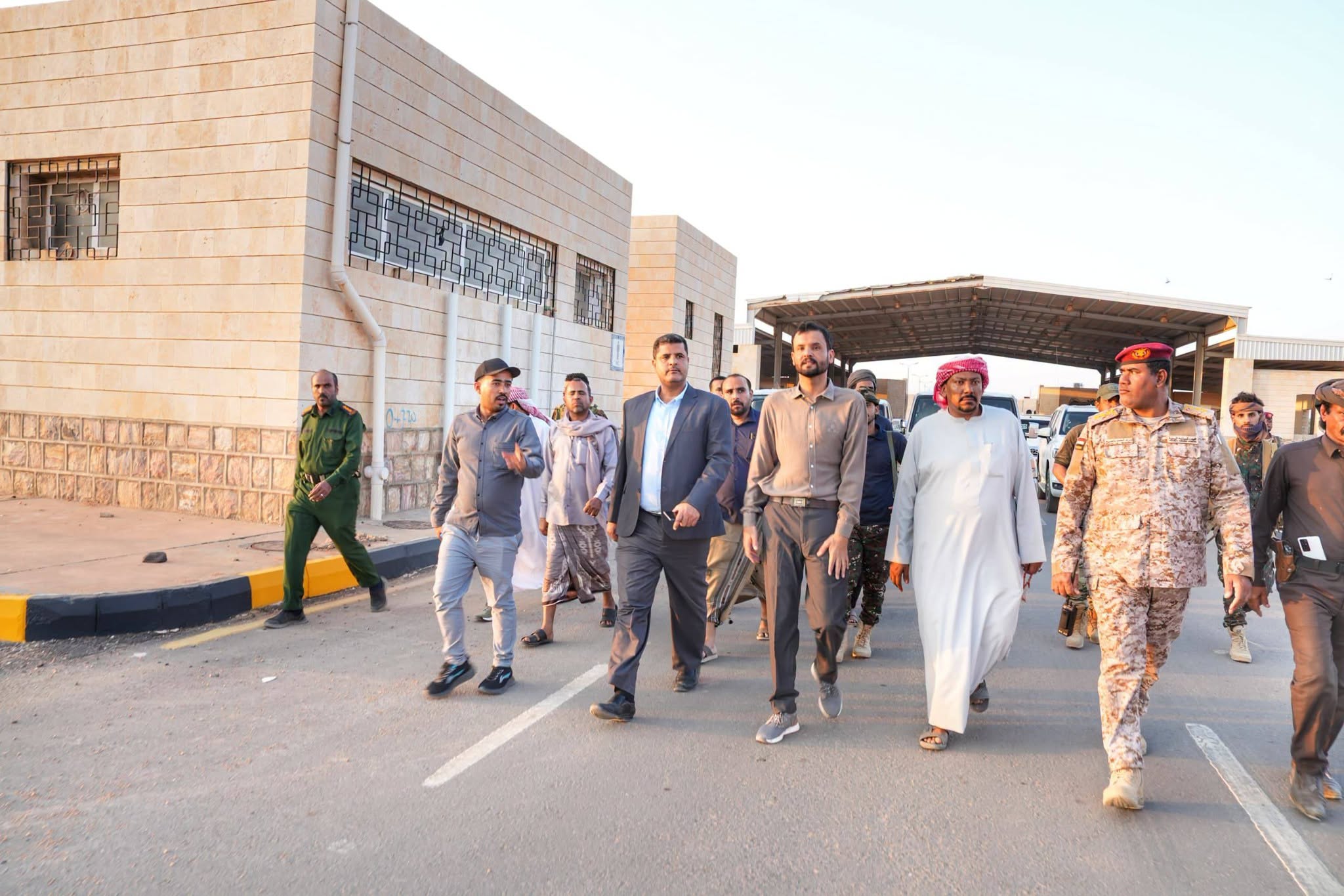 لجنة مكلفة من عضو مجلس القيادة محافظ حضرموت تصل منفذ الوديعة لتقييم المرافق والخدمات والاحتياجات