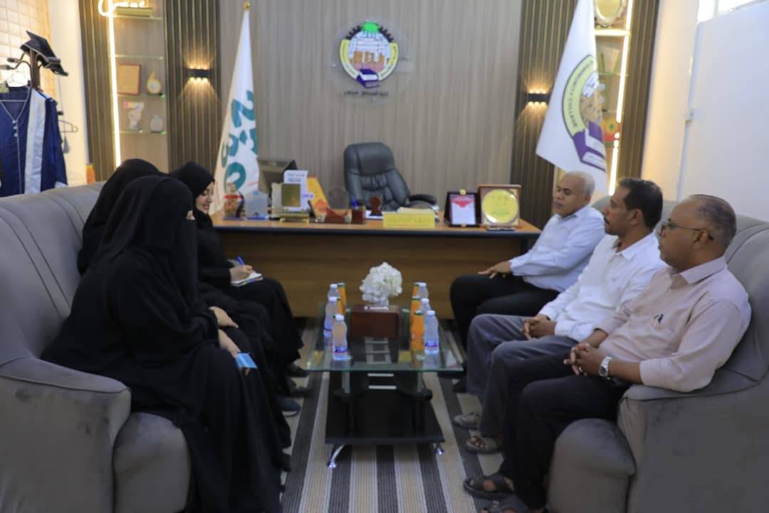 وكيلة محافظة حضرموت لشؤون المرأة تزور كلية المجتمع - سيئون وتطلع على برامجها التدريبية والتطبيقية