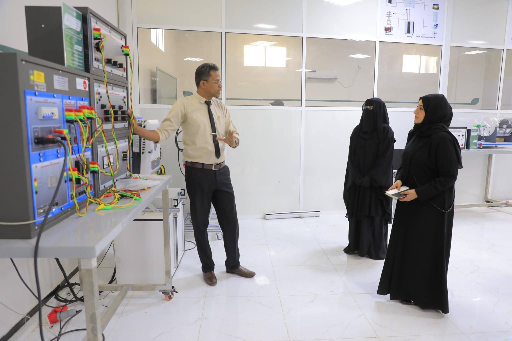 وكيلة محافظة حضرموت لشؤون المرأة تزور كلية المجتمع - سيئون وتطلع على برامجها التدريبية والتطبيقية
