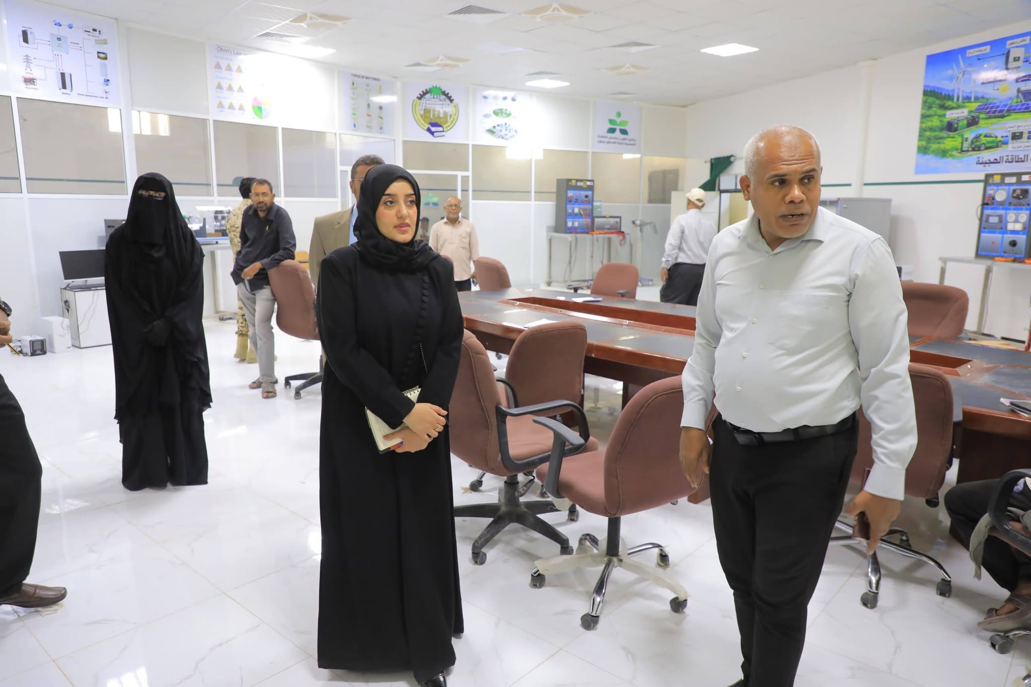 وكيلة محافظة حضرموت لشؤون المرأة تزور كلية المجتمع - سيئون وتطلع على برامجها التدريبية والتطبيقية