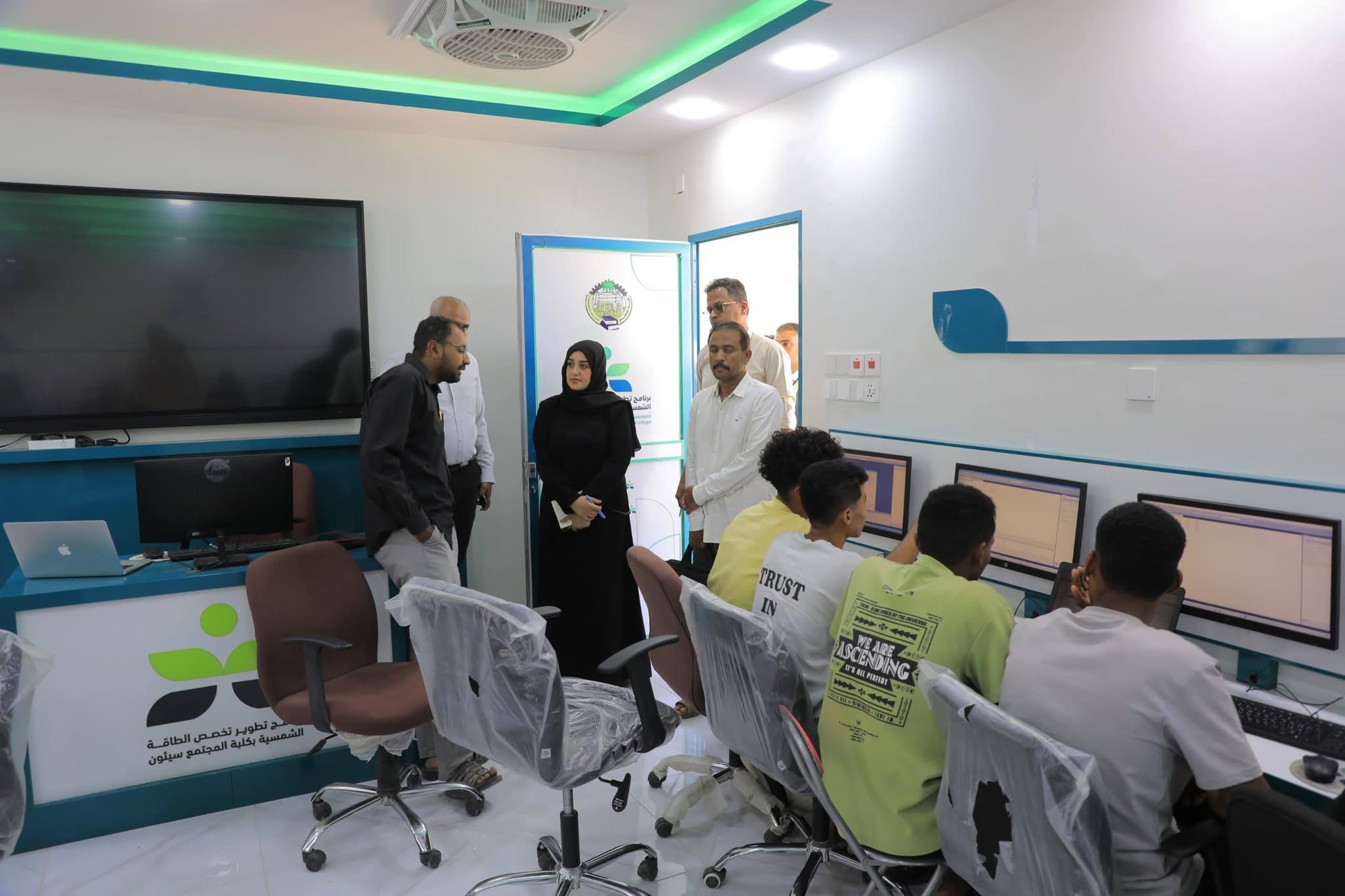 وكيلة محافظة حضرموت لشؤون المرأة تزور كلية المجتمع - سيئون وتطلع على برامجها التدريبية والتطبيقية