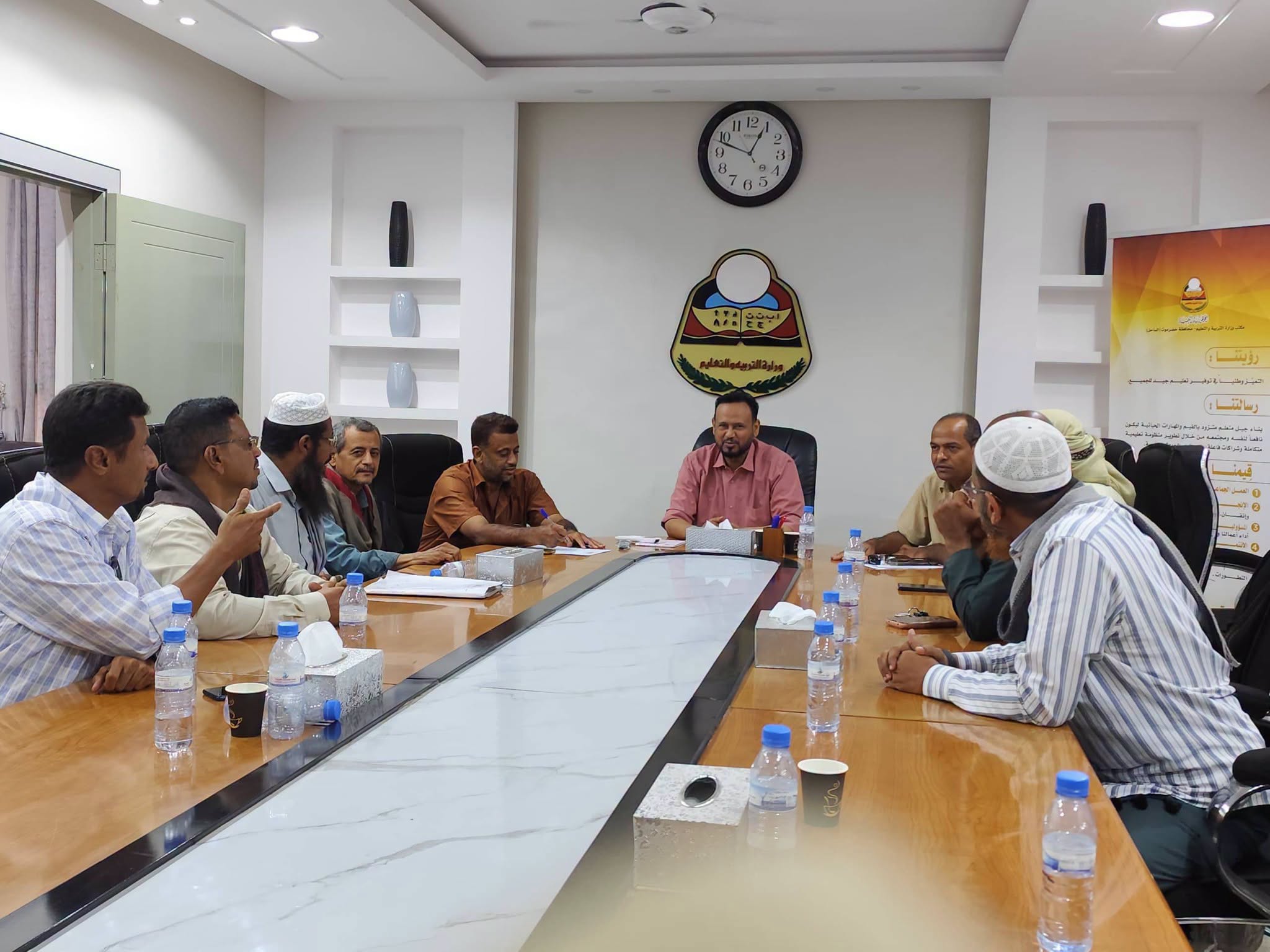 المدير العام لمكتب وزارة التربية والتعليم بساحل حضرموت يلتقي نقابة معلمي الساحل لمناقشة عدد من القضايا التربوية والتعليمية
