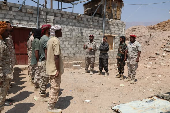 التوجيه المعنوي بلواء النخبة الحضرمي ينفذ زيارة توعوية وتفقدية إلى نقطة البحث غرب المكلا ويكرّم الأفراد المبرزين فيها