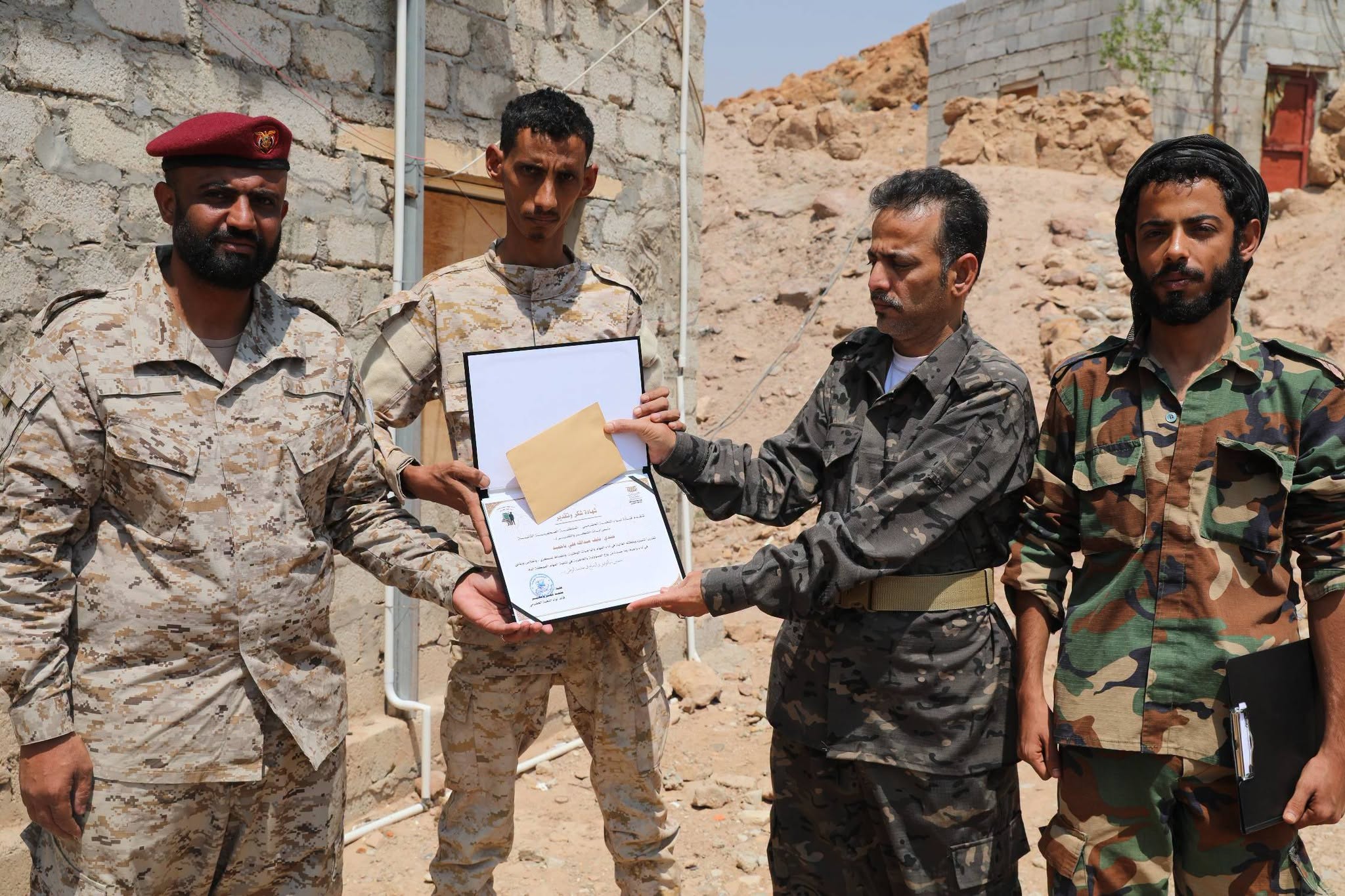 التوجيه المعنوي بلواء النخبة الحضرمي ينفذ زيارة توعوية وتفقدية إلى نقطة البحث غرب المكلا ويكرّم الأفراد المبرزين فيها