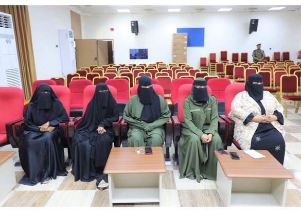 العميد الجابري يدشّن دورة تدريبية في تفكيك وتركيب السلاح للشرطيات بساحل حضرموت