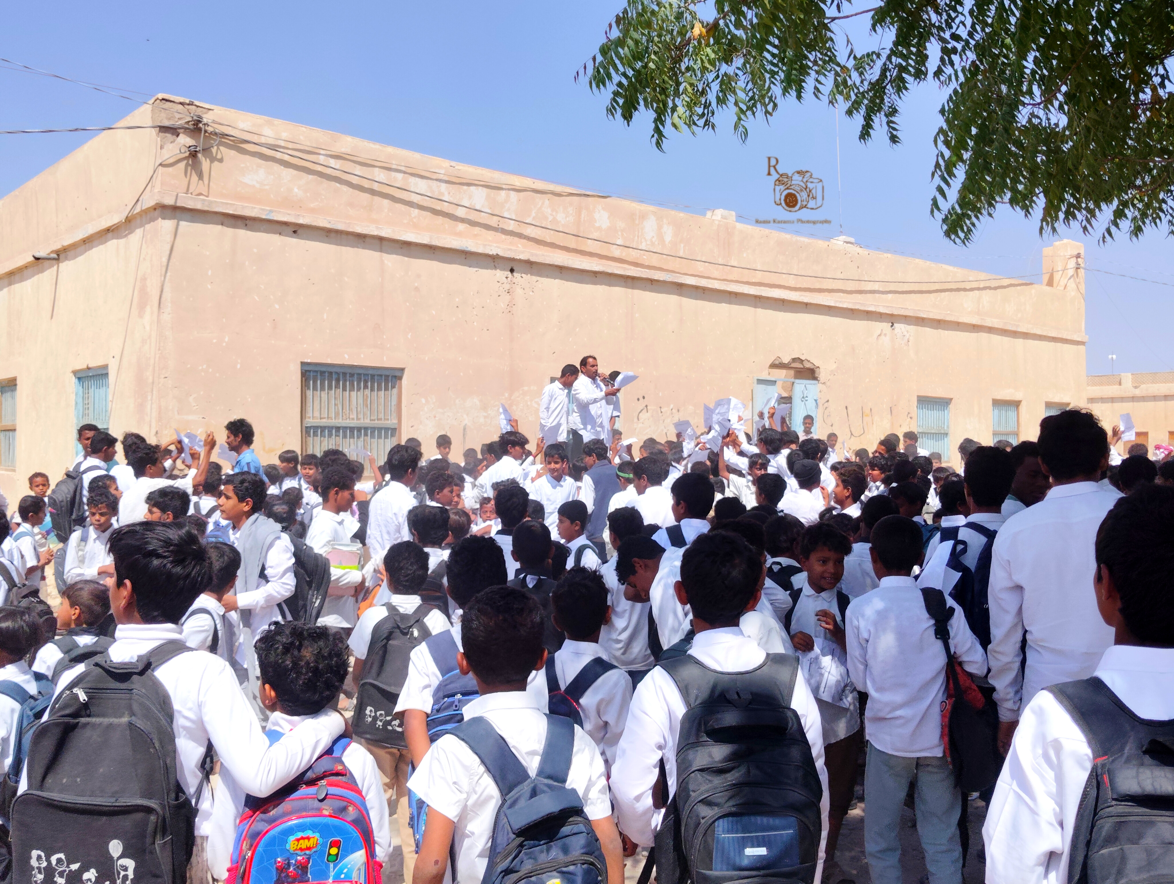 وقفة احتجاجية للمطالبة بتحسين البنية التحتية والخدمات الأساسية في مدارس غيل بن يمين