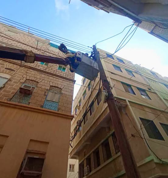 ⚡فرع كهرباء المكلا ينفذ أعمال صيانة لخطوط الضغط المنخفض بحي المنقد بالشرج