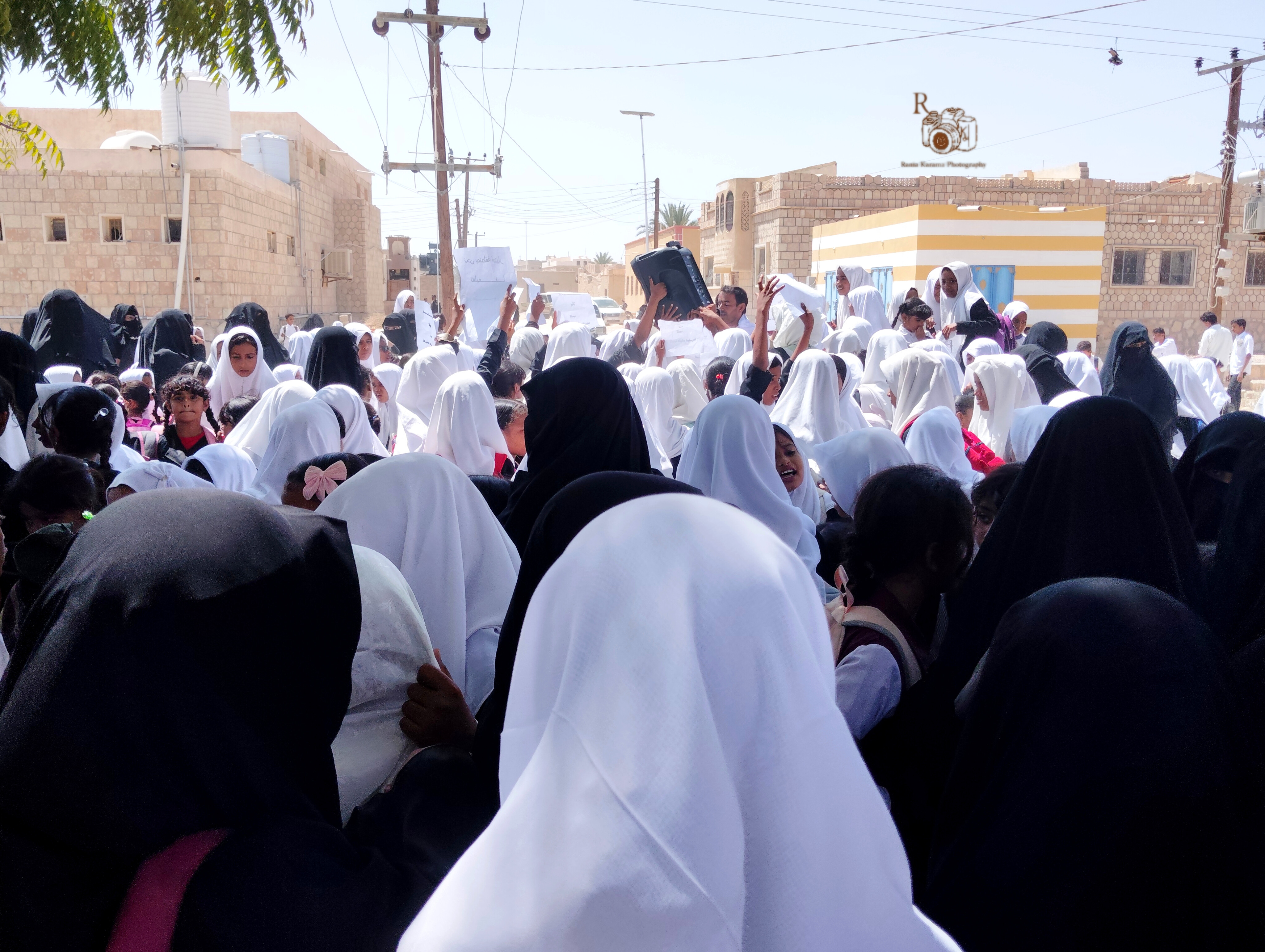 وقفة احتجاجية للمطالبة بتحسين البنية التحتية والخدمات الأساسية في مدارس غيل بن يمين
