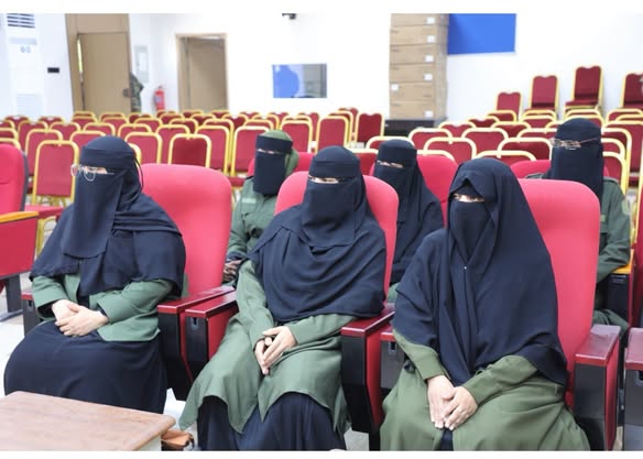 العميد الجابري يدشّن دورة تدريبية في تفكيك وتركيب السلاح للشرطيات بساحل حضرموت