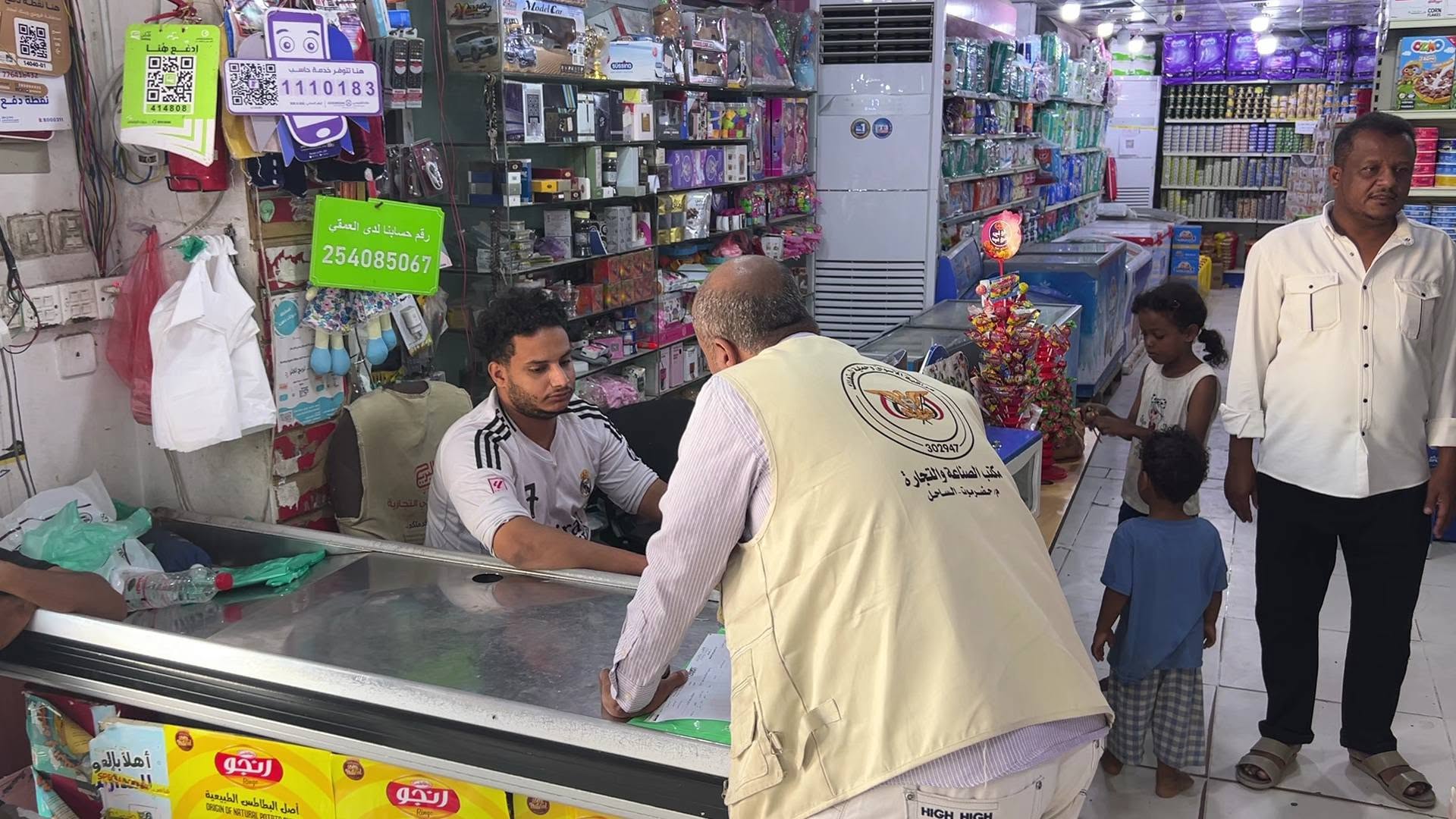 بإجراءات صارمة وبحضور مدير المكتب.. إغلاق محل مخالف وضبط مواد منتهية الصلاحية في منطقة الشافعي.