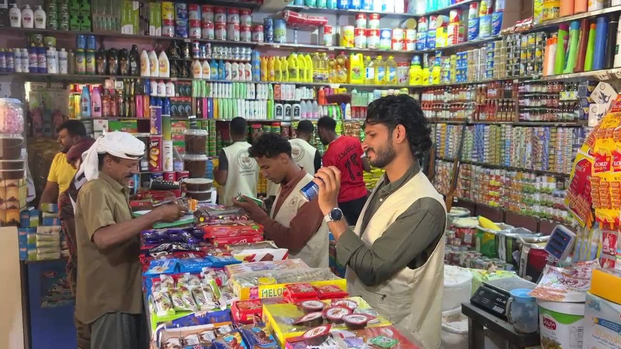 بإجراءات صارمة وبحضور مدير المكتب.. إغلاق محل مخالف وضبط مواد منتهية الصلاحية في منطقة الشافعي.